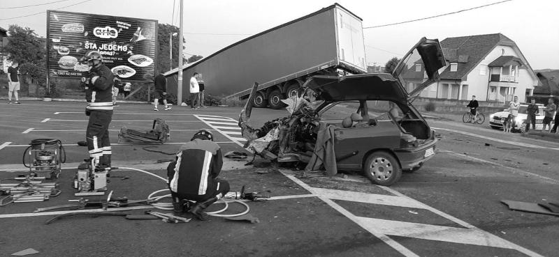 Jeziva nesreća na magistrali između Doboja i Tuzle: Vozača iz smrskanog vozila izvlačili vatrogasci
