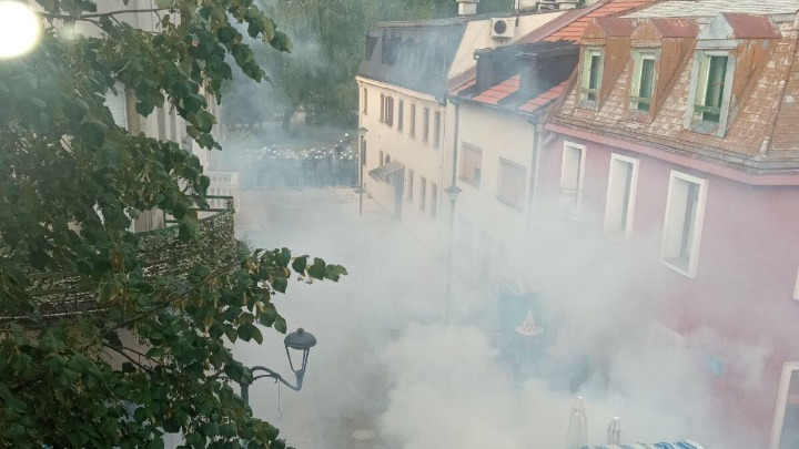 Objavljen snimak sukoba policije i demonstranata u Crnoj Gori, uhapšen savjetnik predsjednika Mila Đukanovića