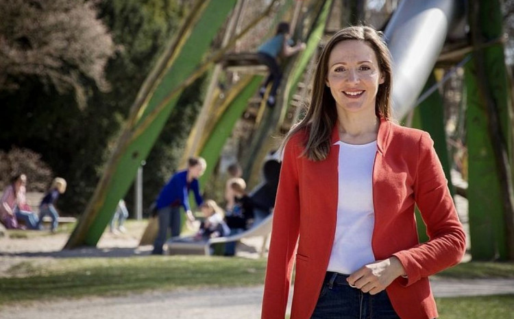 Ko je Bosanka, Jasmina Hostert: Od opkoljenog Sarajeva do izbora i ulaska u Bundestag