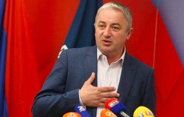 Nakon povlačenja kandidata PDP-a iz izborne utrke oglasio se i Branislav Borenović