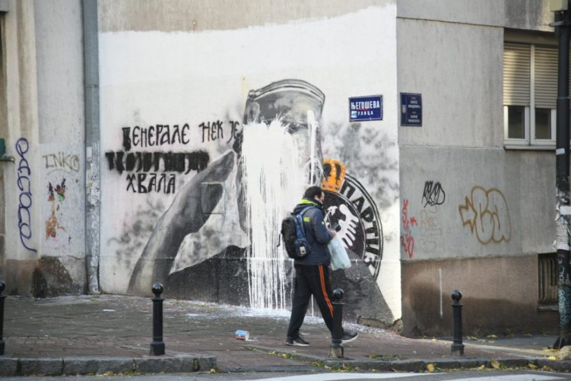 Istinu je nemoguće zaustaviti: Uništen mural ratnom zločincu Ratku Mladiću u Beogradu!