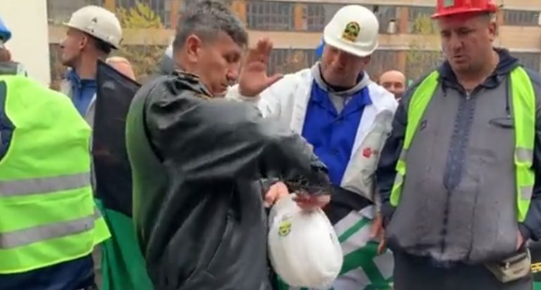 Pogledajte snimak: Policajac Zoran Čegar potezom oduševio sve prisutne na protestima rudara