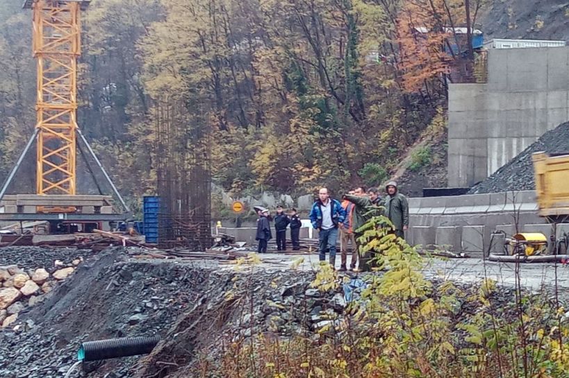 Kolege radnika koji su upali u Bosnu kod Zenice na autoputu: Jedan se uspio spasiti, za dvojicom se traga
