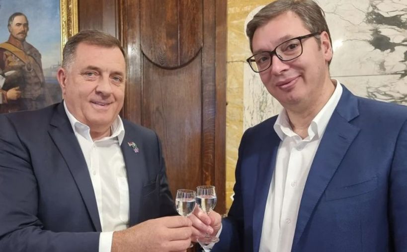 Dvije čašice u rukama: Vučić dunjevačom nazdravio s Dodikom u Beogradu povodom plasmana Srbije na Svjetsko prvenstvo