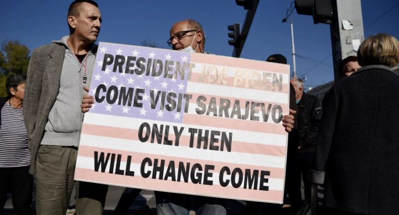 Protesti u Sarajevu, poruke koje su građani poslali američkom predsjedniku Joe Bidenu: “Promjena je moguća samo ako dođete u BiH!”