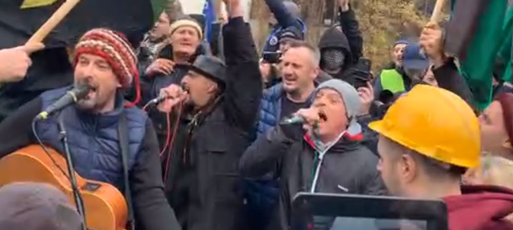 Kakvi kraljevi: Pogledajte nastup Dubioze kolektiv na rudarskim protestima ispred Vlade Federacije u Sarajevu