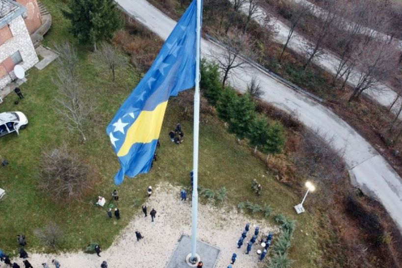 Podizanjem zastave i intoniranjem himne na sarajevskom brdu Hum počelo obilježavanje Dana državnosti