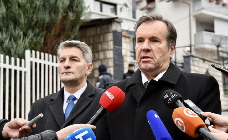 Mogući su i protesti, Šemsudin Mehmedović i Sejfudin Tokić pred Ambasadom Rusije: “Građani BiH zaprepašteni činjenicom da Rusija podržava sljedbenike srpskog neofašizma”