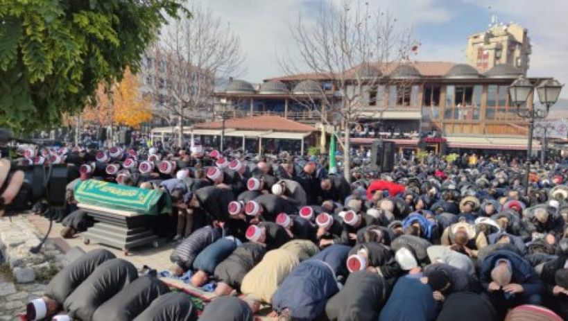 Veliki broj ljudi na posljednjem ispraćaju Zukorliću: Grad Novi Pazar donio odluku da se 7. novembar proglasi Danom žalosti