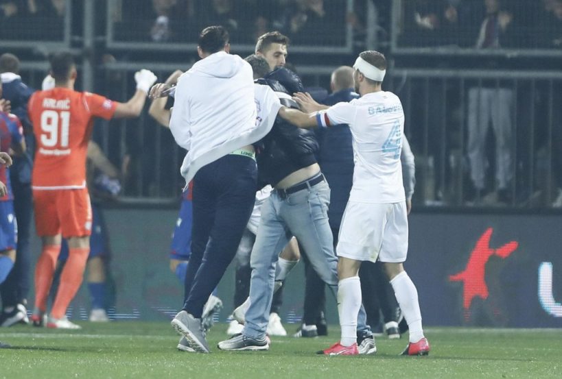 Incident u Hrvatskoj: Pogledajte kako je pomahnitali navijač udario pomoćnog trenera Hajduka, pa doživio brutalan nokaut