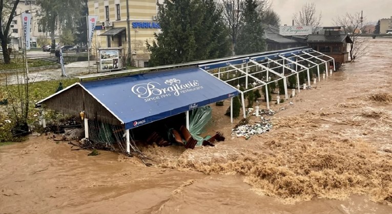 Pogledajte kako voda uništava baštu restorana Seje Brajlovića na Ilidži u Sarajevu