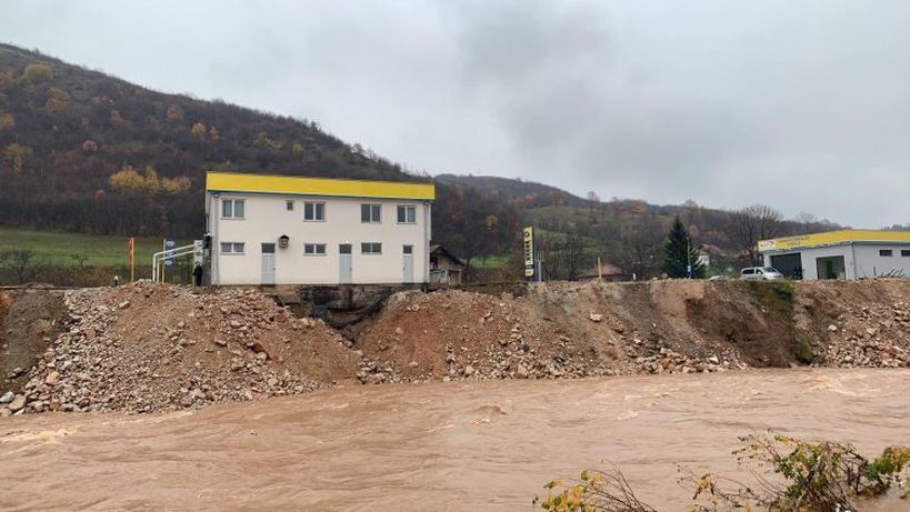 Benzinska pumpa SAS-Vojkovići i danas izgleda dramatično, situacija u vezi sa poplavama u Vojkovićima bolja nego juče