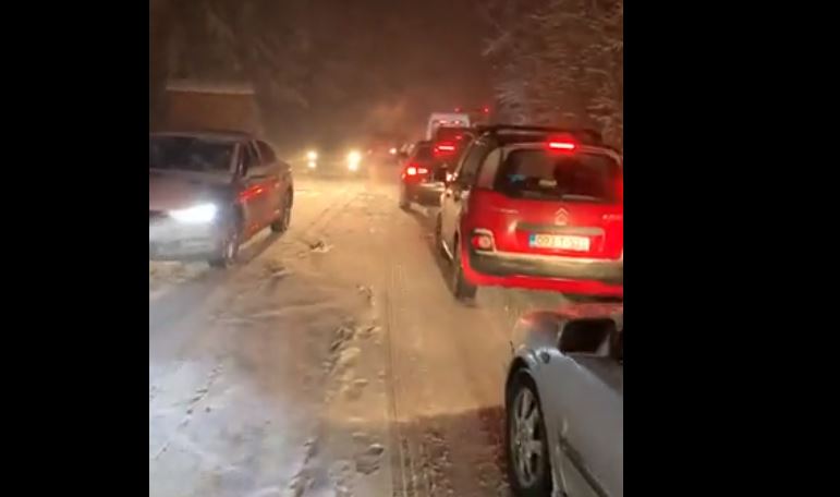 Pogledajte snimak iz BiH, snijeg izazvao pometnju: Zastoj i velike gužve na magistralnom putu Tuzla-Sarajevo