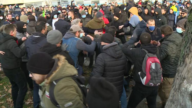 Jako ozbiljan incident tokom protesta u Srbiji, bilo je ovdje svega: U tuči “navijača” i demonstranata povrijeđen mladić