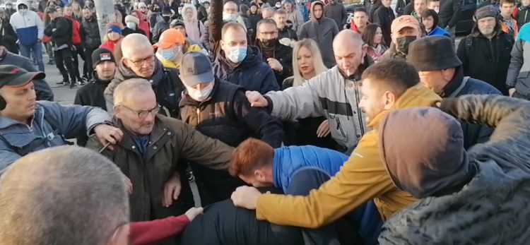 Pogledajte snimak žestoke tuče tokom protesta u Srbiji: Vozač automobila je pokušao da probije blokadu građana!