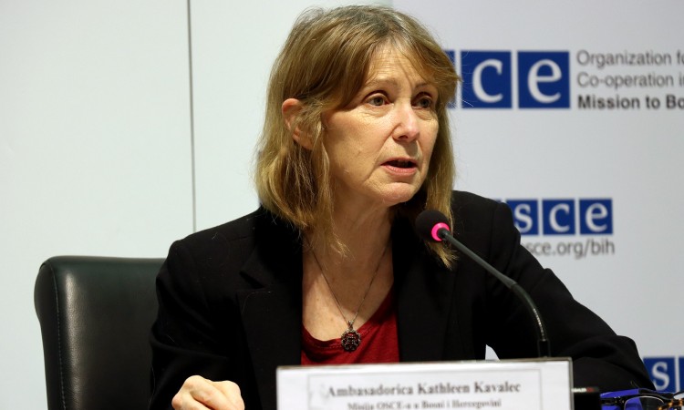 Šefica Misije OSCE-a u Bosni i Hercegovini Kathleen Kavalec ne krije zabrinutost: “Nazive škola, simbole i manifestacije ne bi trebalo koristiti za podjele”
