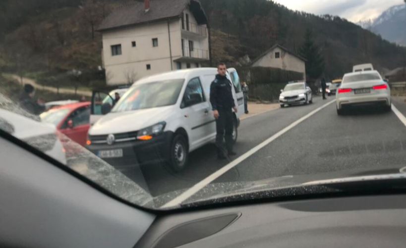 Mrtav muškarac pronađen pored magistralnog puta M-17, zbog čega policija vrši pretres i poduzima sve zakonom predviđene radnje