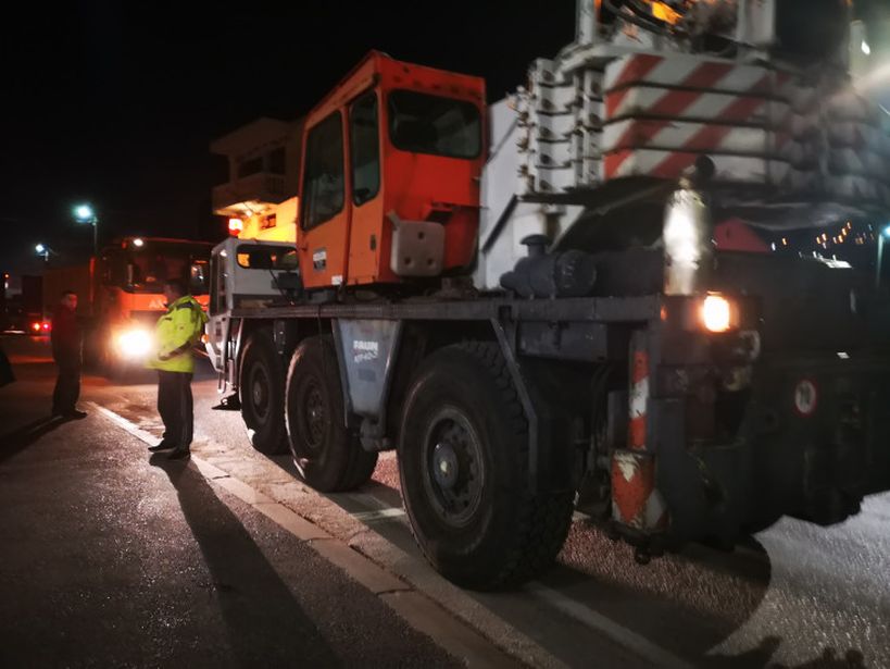 Jako neobična nesreća na M-17: Dizalica se pokvarila, pa su vozač i kolega do dolaska policije regulisali saobraćaj, a onda…