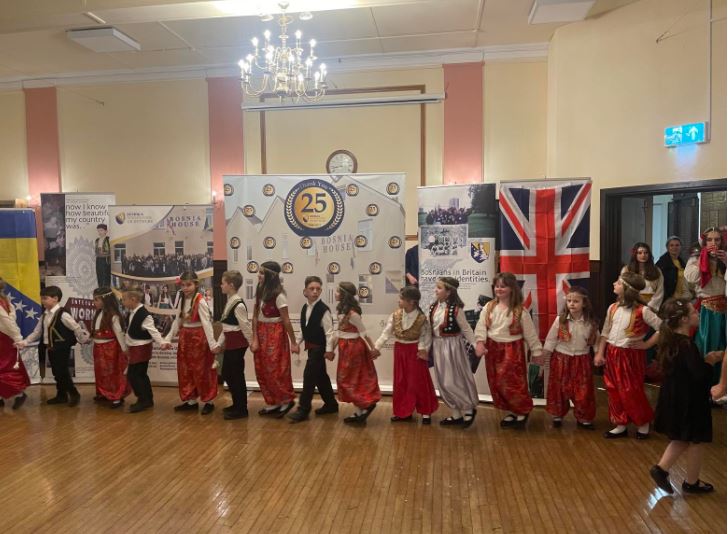 Veoma lijepe i dirljive scene iz dijaspore: Bh. građani u Velikoj Britaniji ne zaboravljaju rođendan svoje jedine Bosne i Hercegovine