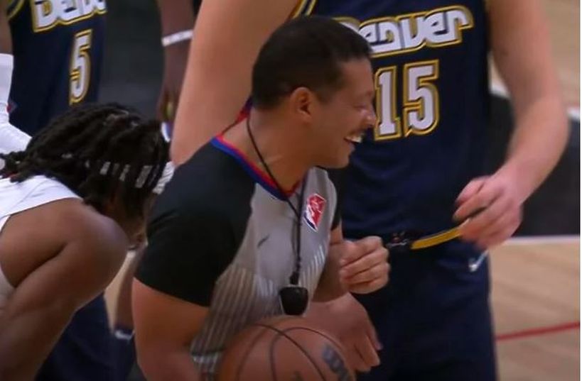 I ovo je NBA: Pogledajte kako je Jokić do suza nasmijao sudiju na podbacivanju lopte; Luka Garza odigrao meč karijere…