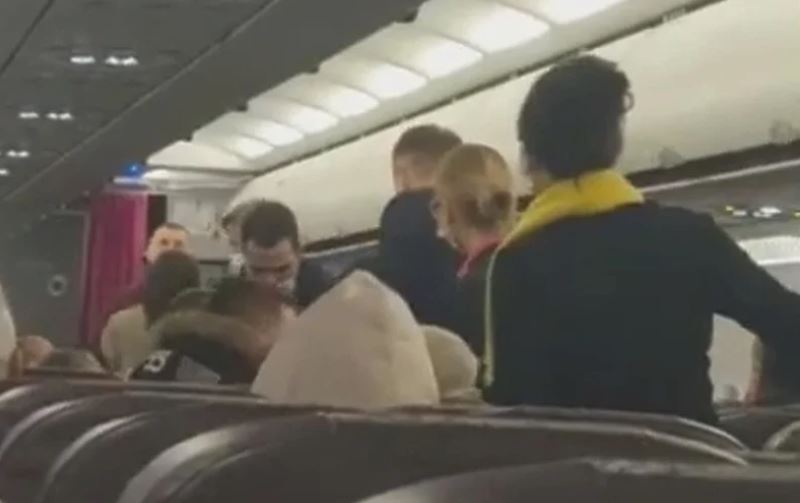 Pojavio se i snimak: Muškarac pokušao otvoriti vrata aviona na letu za Tuzlu jer nije želio putovati za Beograd