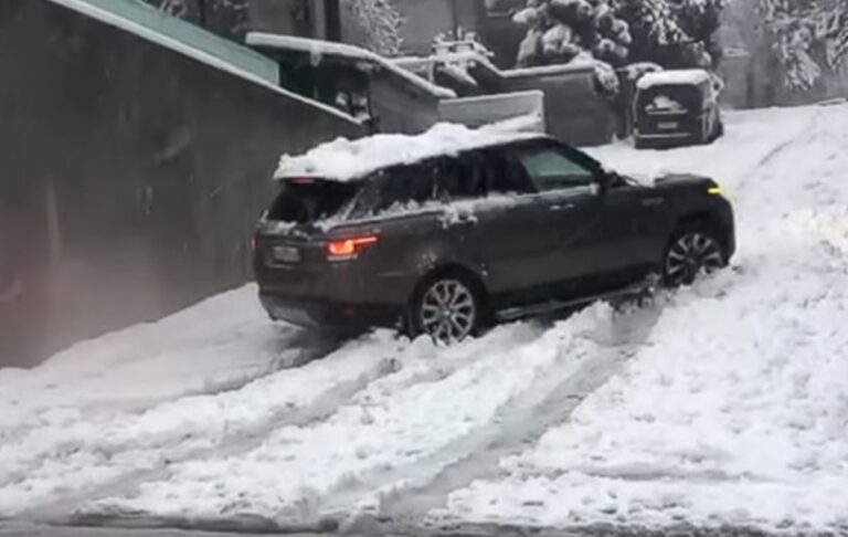 Pogledajte zanimljiv i vrlo čudan snimak: Luksuzni Range Rover Sport na zimskim gumama se ne uspijeva popeti uz snijegom prekrivenu ulicu. Greška vozača ili?