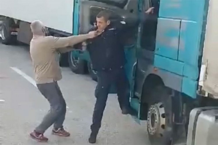 Pogledajte urnebesan sukob vozača i carinika koji kruži balkanskim društvenim mrežama: Nije mu dao da uđe u kabinu