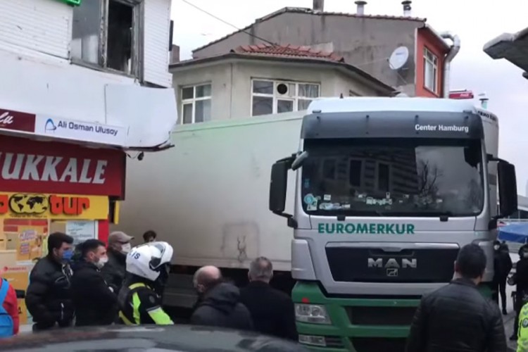 Pogledajte kako je kamiondžija iz Srbije izazvao saobraćajni kolaps u Istanbulu