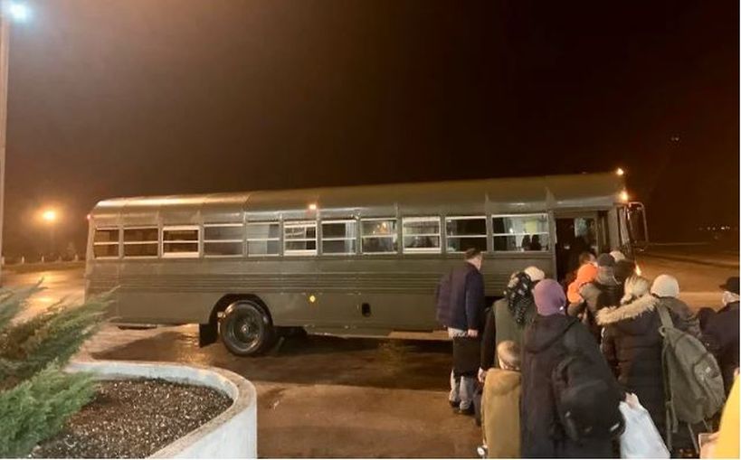 “Sve se to dogodilo na putu za ludilo”, čudni prizori na aerodromu u Tuzli: Putnike do piste prevoze u starom vojnom autobusu