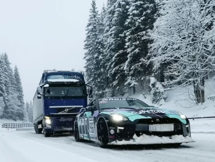 Bosanac sa šleperom zapeo u snijegu u Austriji, u pomoć mu pritekla nevjerovatna zvijer od automobila