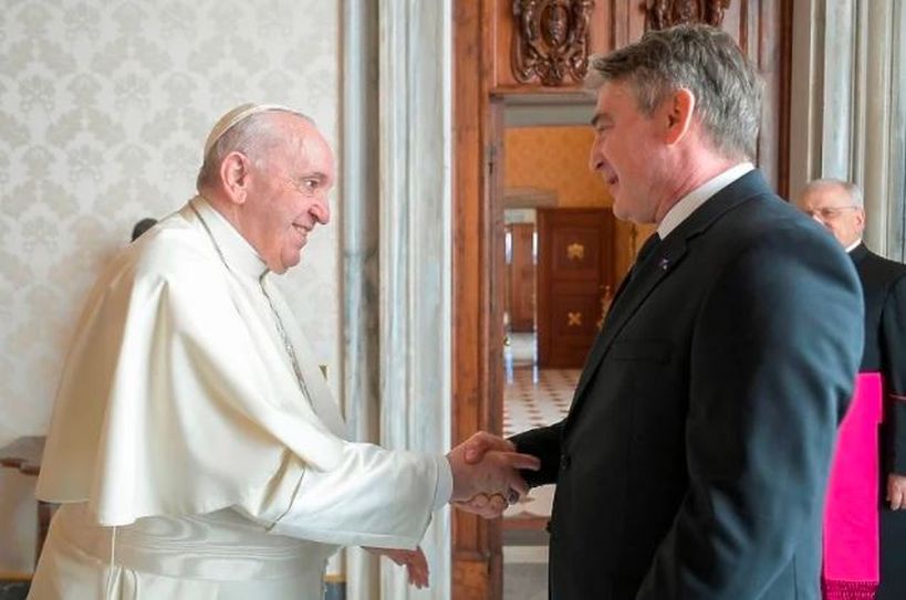Direktne slike iz Vatikana: Željko Komšić se susreo s papom Franjom i poklonio mu prsten bosanskih vladara i knjigu