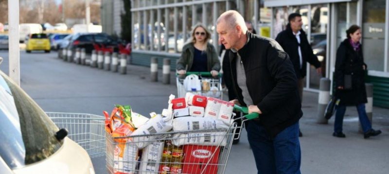 Građani u BiH zbog invazije na Ukrajinu u većim količinama kupuju brašno, nadležni kažu da nema razloga za strah