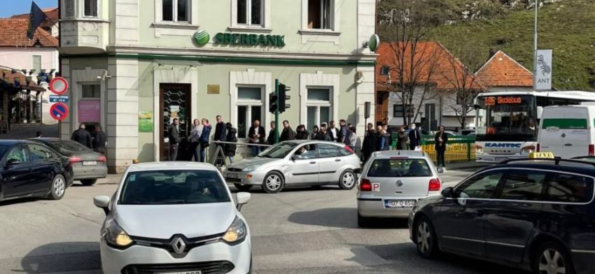 Građani BiH u strahu stoje u redovima: Evo kakvo je stanje sa Sberbankom u BiH, oglasili se iz Agencije za bankarstvo FBiH