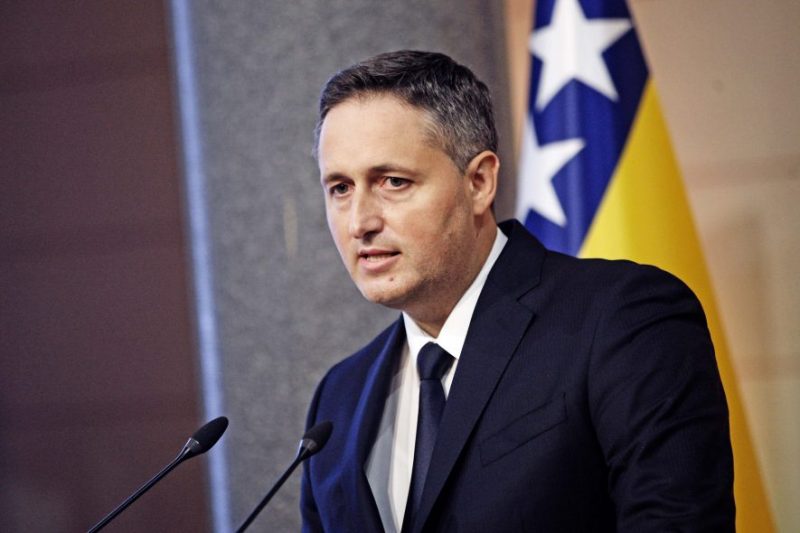 Denis Bećirović se oglasio nakon debate sa Hadžikadićem i Izetbegovićem: “Što su veći napadi, veća je i moja odlučnost da pobijedimo u kriminalu ogrezli režim”
