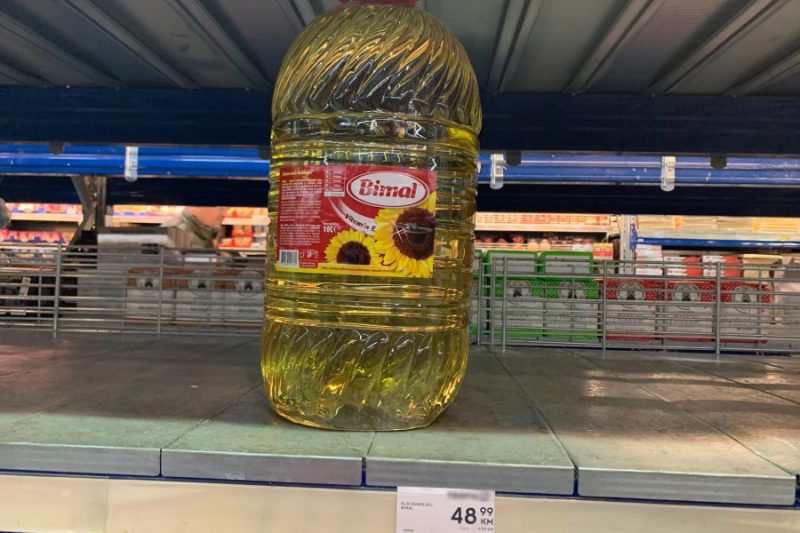 Čudne scene u BiH: Na polici jedna boca, 10 litara ulja za skoro 50 KM…