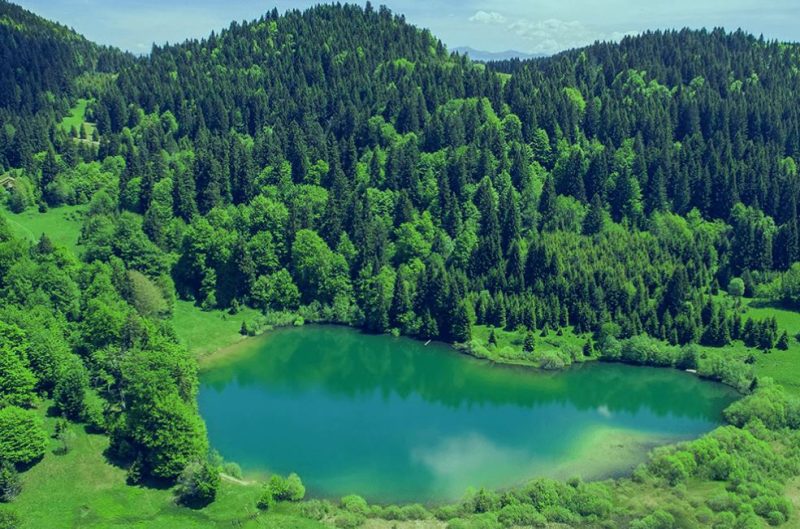 Ovo jezero koje gotovo poprima oblik srca nalazi se u BiH, ukoliko ga posjetite očarat će vas svojom ljepotom