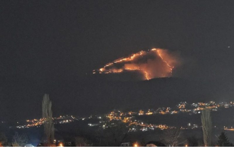Katastrofalna situacija: Veliki požar na planini Lisac kod Zenice, vatrogasci bespomoćno gledaju u vatru