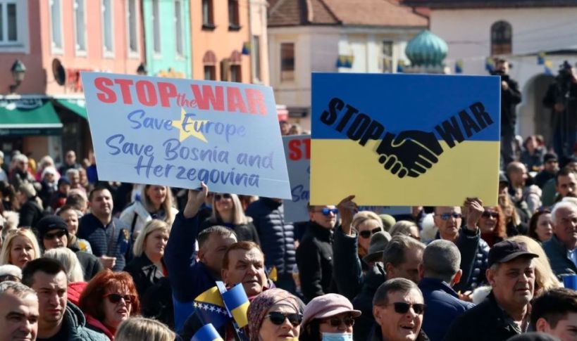 Veliki skup podrške građanima Ukrajine koji proživljavaju tešku golgotu upriličen na Trgu Slobode u Tuzli