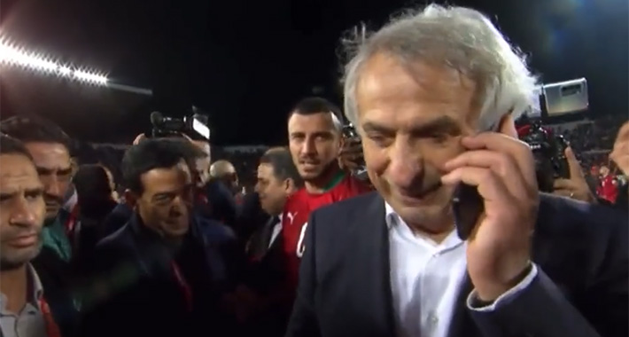 Halilhodžić tokom velikog slavlja dobio nesvakidašnji telefonski poziv: Vaha se naglo uozbiljio, prestao slaviti i rukom poručio svima na stadionu da se stišaju…