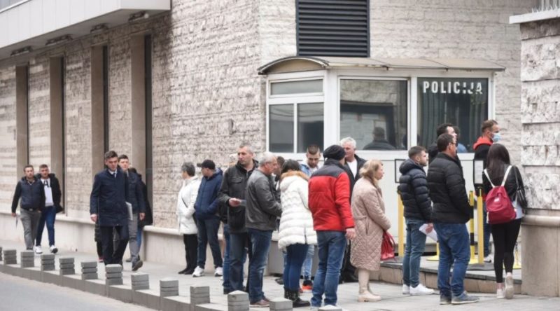 Pogledajte, ovo je surova realnost BiH i to u samo 50 metara: Dok političari pregovaraju, građani čekaju vizu da odu u dijasporu