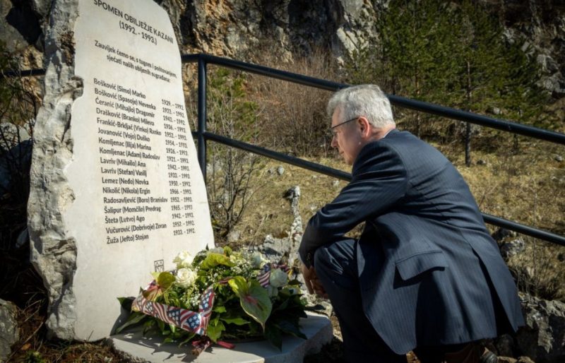 Američki ambasador Michael Murphy obišao Kazane i odao počast žrtvama, ali je uputio i kritike: “Spomenik je nepotpun bez imena žrtava i nalogodavca zločina Cace”