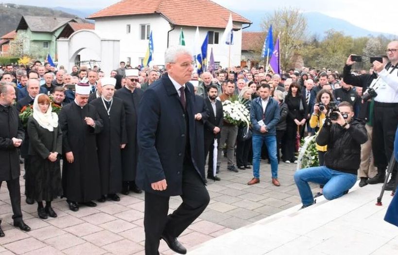 Džaferović u obraćanju prisutnima nakon polaganja cvijeća: Moja je poruka da se nećemo proći kao ni oni koji poslije nas dolaze