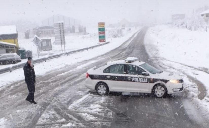 ZBOG SNJEŽNIH PADAVINA I ZAGLAVLJENIH VOZILA Policija potvrdila, zatvoren magistralni put Bugojno – Kupres za teretna vozila