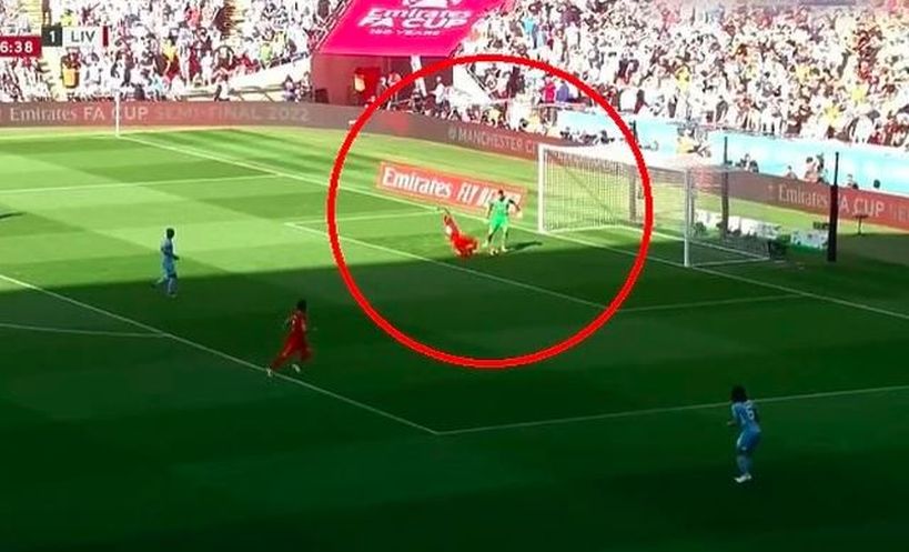 Pogledajte jedan od “najluđih” golova ikada: Golman Cityja se obrukao i poklonio gol Liverpoolu, igrači se na terenu uhvatili za glavu