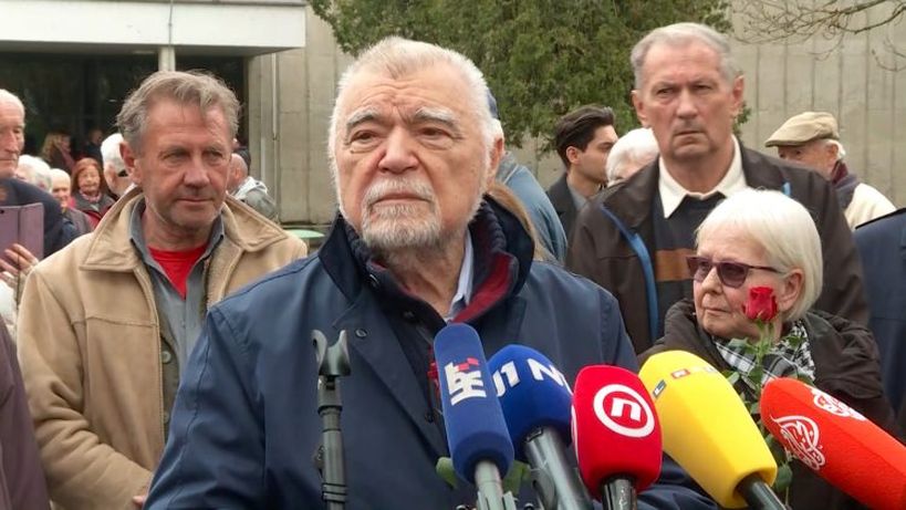 Mesić u Jasenovcu o pozdravu “Za dom spremni”: Zaustaviti divljanje i ustašizaciju i donijeti zakonsku normu kojom će to biti zabranjeno