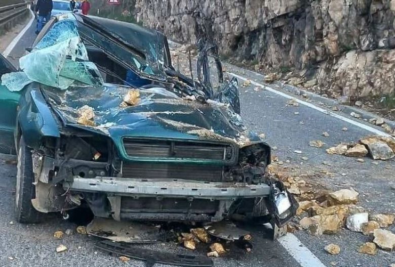 Zastrašujuća saobraćajna nesreća nakon obrušavanja stijene na regionalnom putu u BiH: Vozač i suvozač su povrijeđeni, automobil uništen