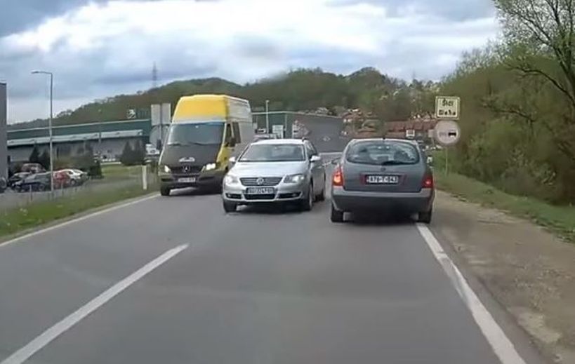 Šta rade ljudi na cesti, ovo nije normalno više: Izbjegnut direktan sudar, jako opasna vožnja na magistrali…