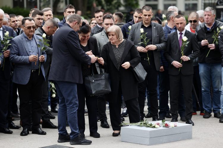 Delegacija RS u Sarajevu, položili cvijeće u Dobrovoljačkoj: “Tražimo da pravda bude dostižna za sve”