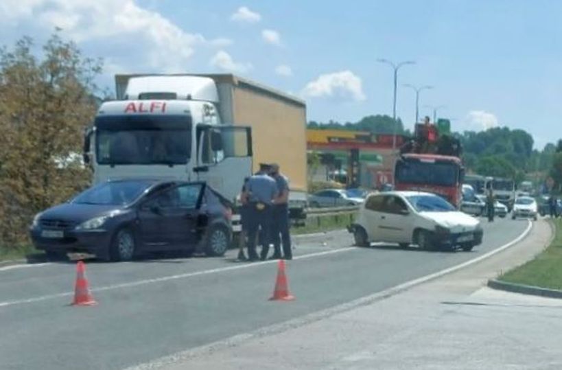 Teška saobraćajna nesreća u BiH, učestvovalo pet vozila