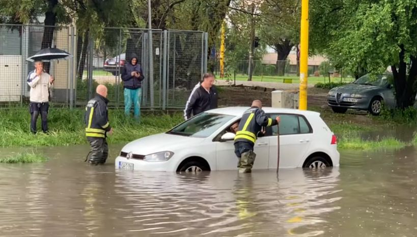 Nevrijeme praćeno jakim pljuskom napravilo velike probleme: Saobraćajnice pod vodom, iz automobila evakuisana djeca